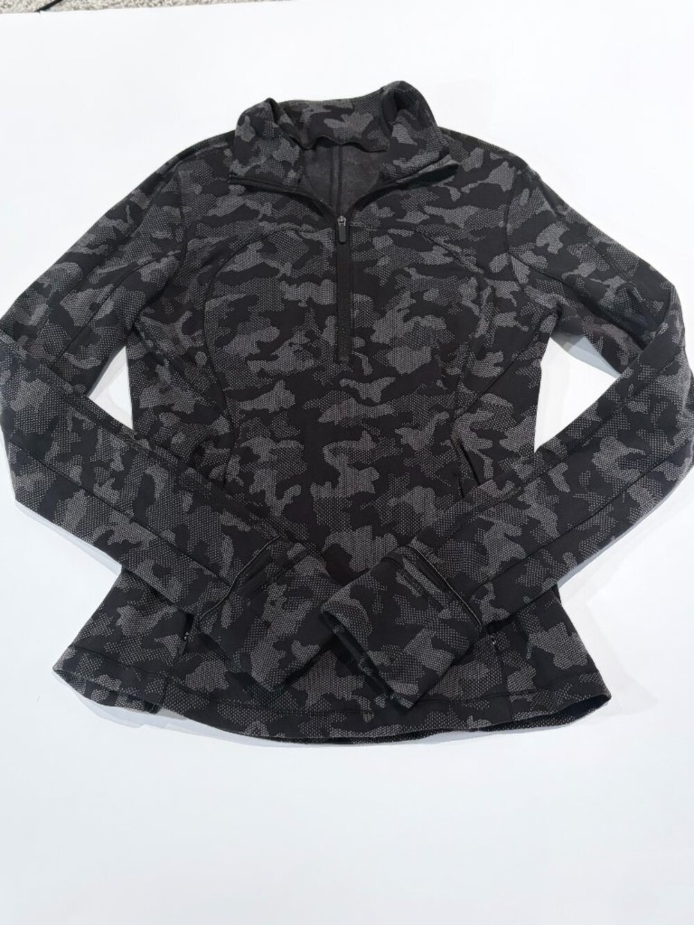 Lululemon Run Briskly 1/2 Zip black camo jacket size 6 - Picture 2 of 4